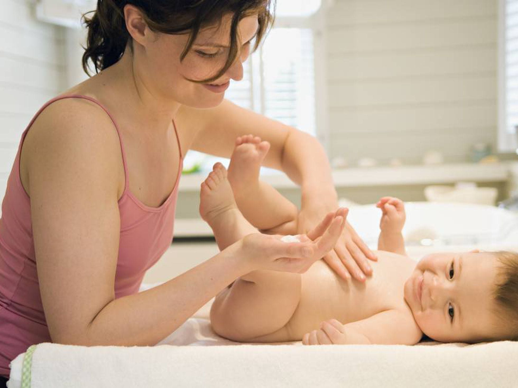 Baby massage. Детский массаж. Массаж детям. Мама и ребенок массаж. Массаж малышу.