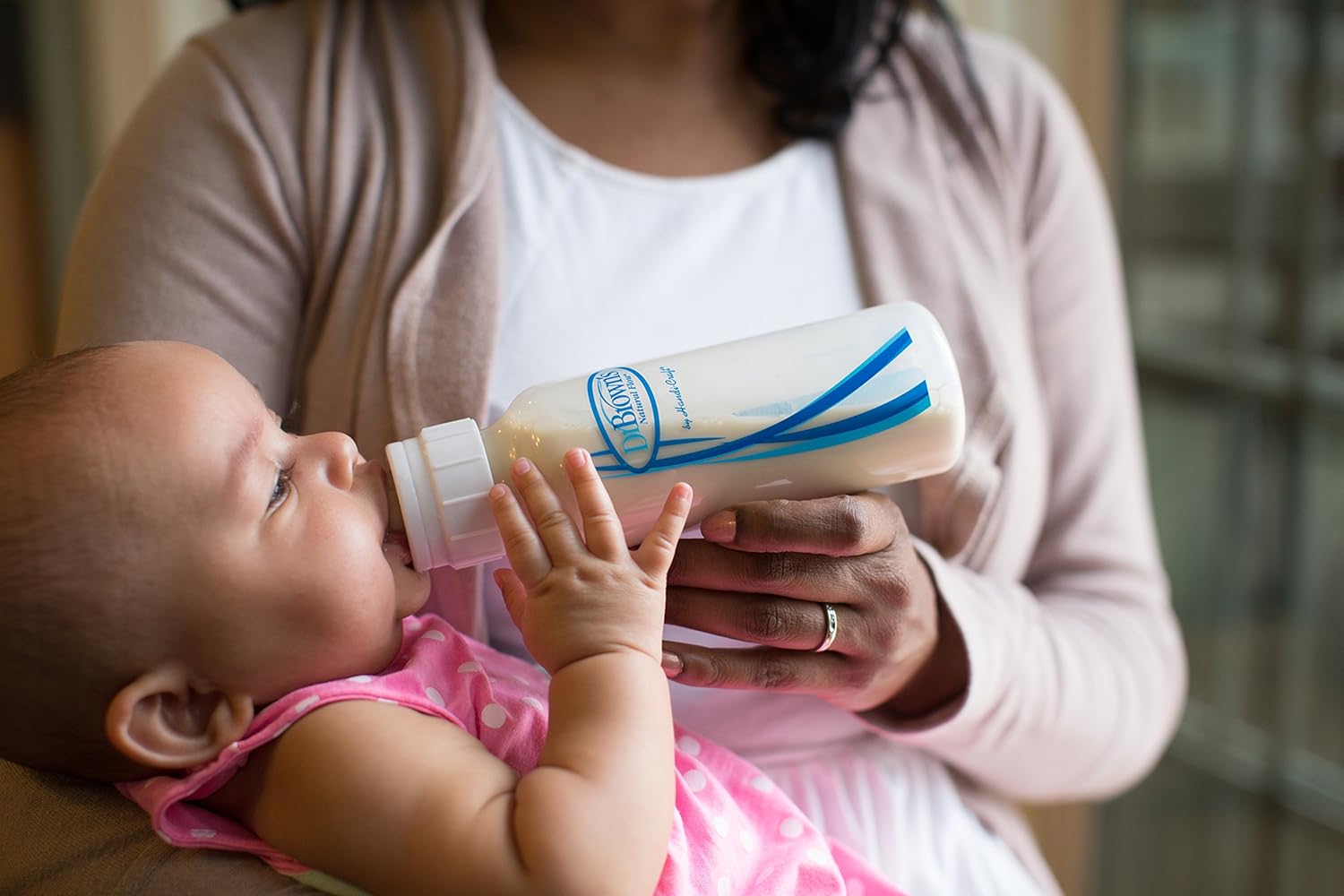Как правильно кормить новорожденного из бутылочки смесью позы фото пошагово