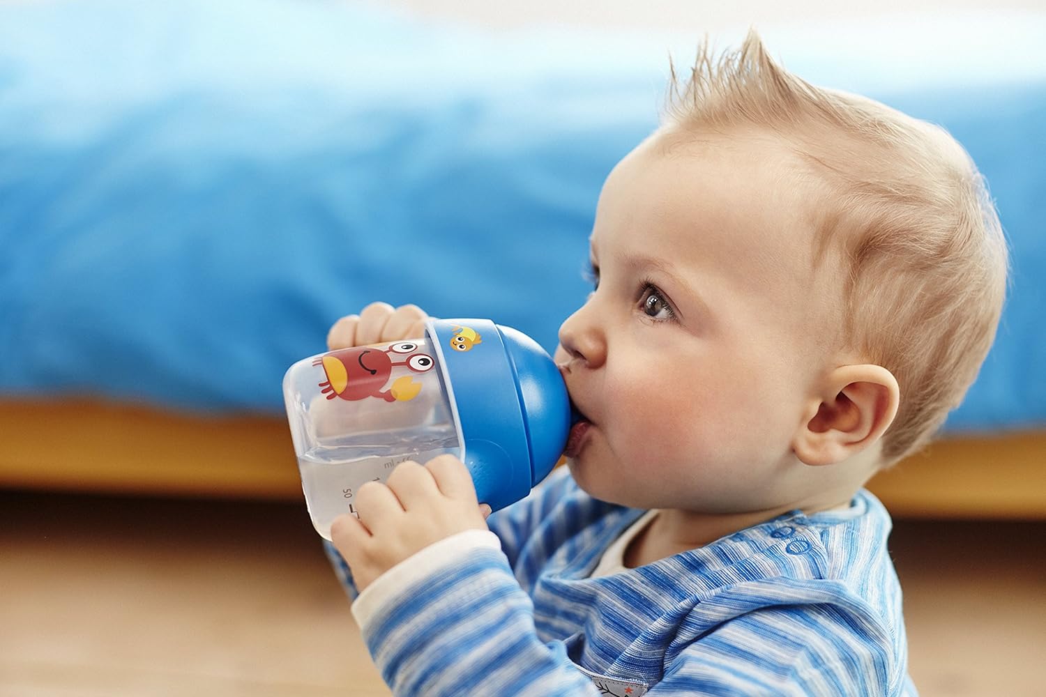Пить воду новорожденному ребенку. Малыш пьет. Ребенок пьет из поильника. Ребенок пьет воду. Малыш с бутылочкой.