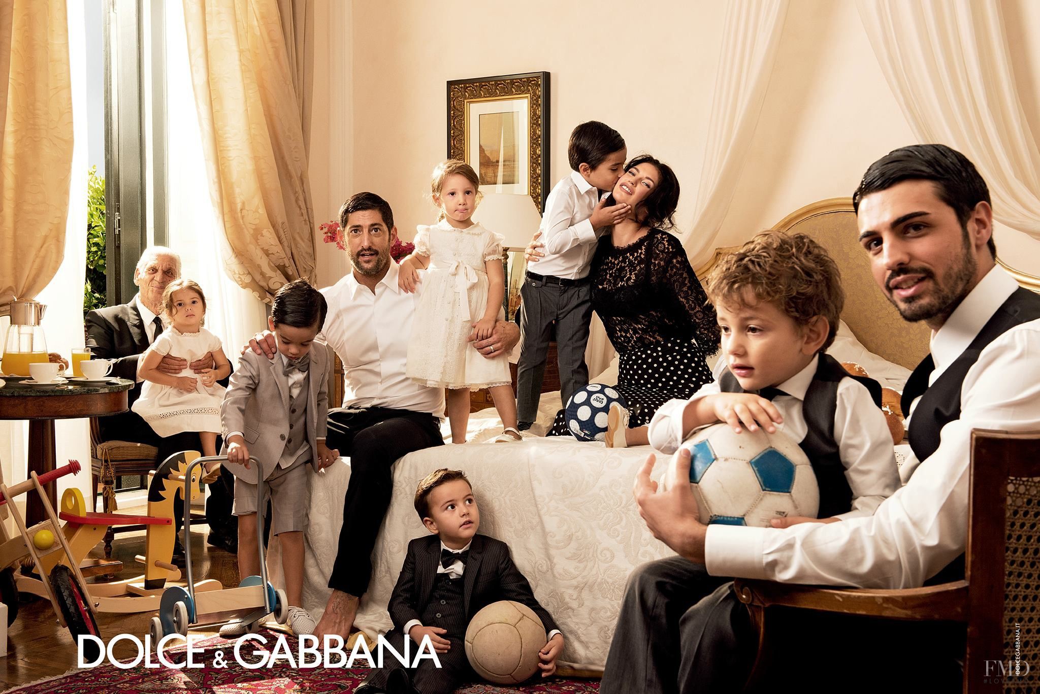 Дети богатство семьи. Дольче Габбана итальянская семья. Большая семья Дольче Габбана. Фото дольчекабана семья. Дольче Габбана реклама семья.