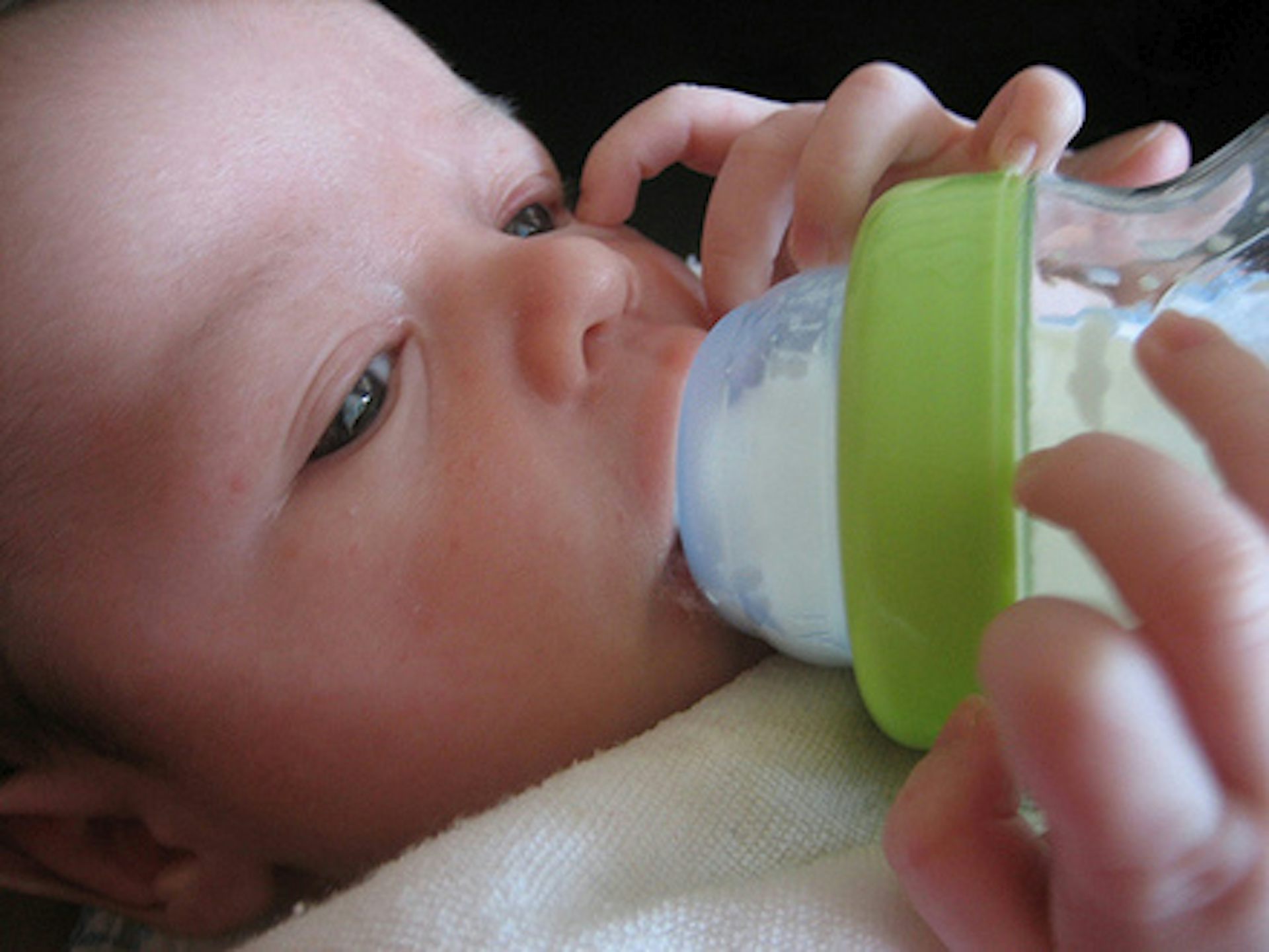 Ребенок срыгивает фонтаном после кормления смесью. Срыгивание новорожденного. Срыгивает новорожденный. Младенческие срыгивания.
