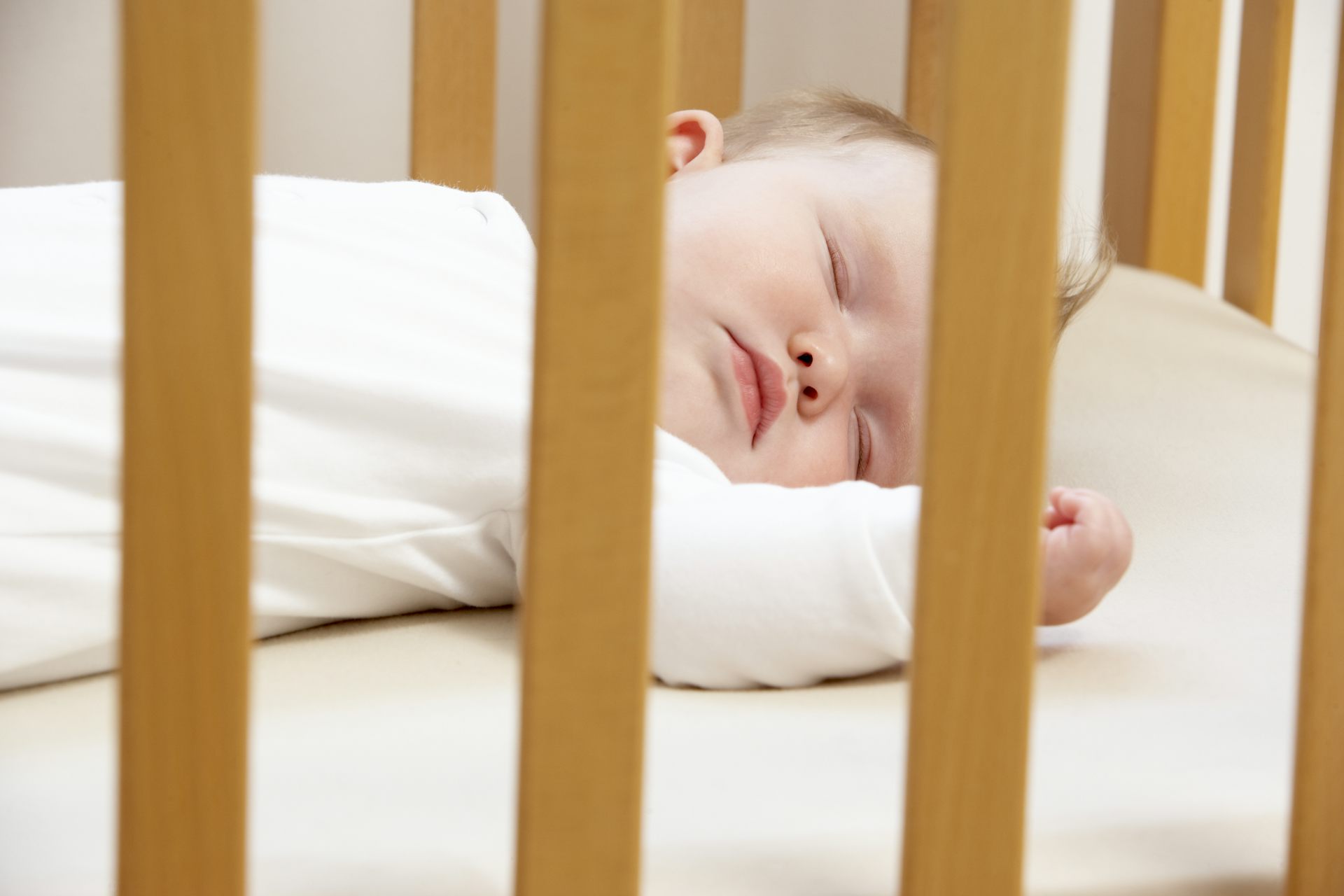 Как приучить спать отдельно. Ребенок в кроватке. Младенец в кроватке. Кроватка для новорожденного.