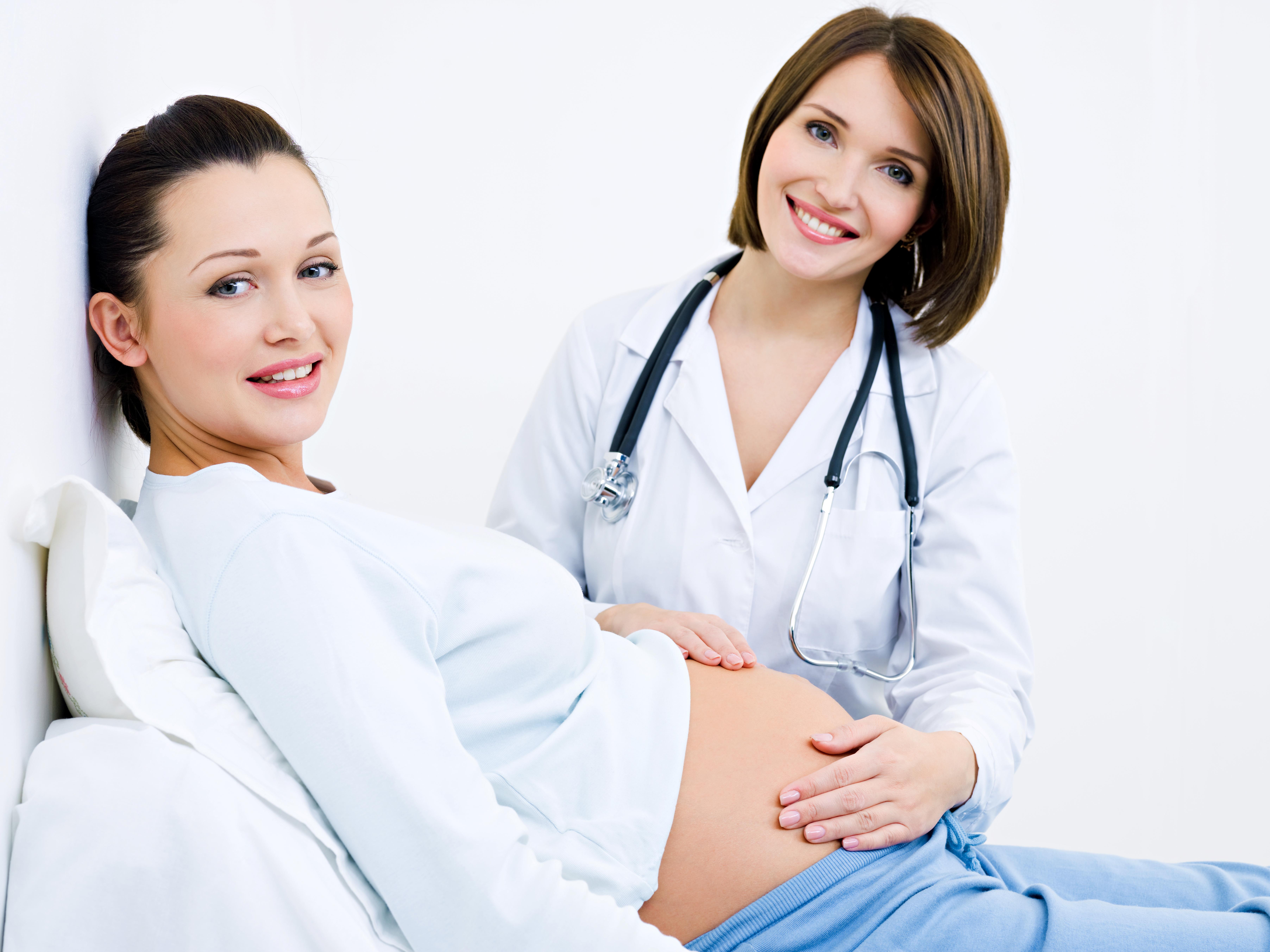 Поликлиника ведение беременности. Женщина акушер.