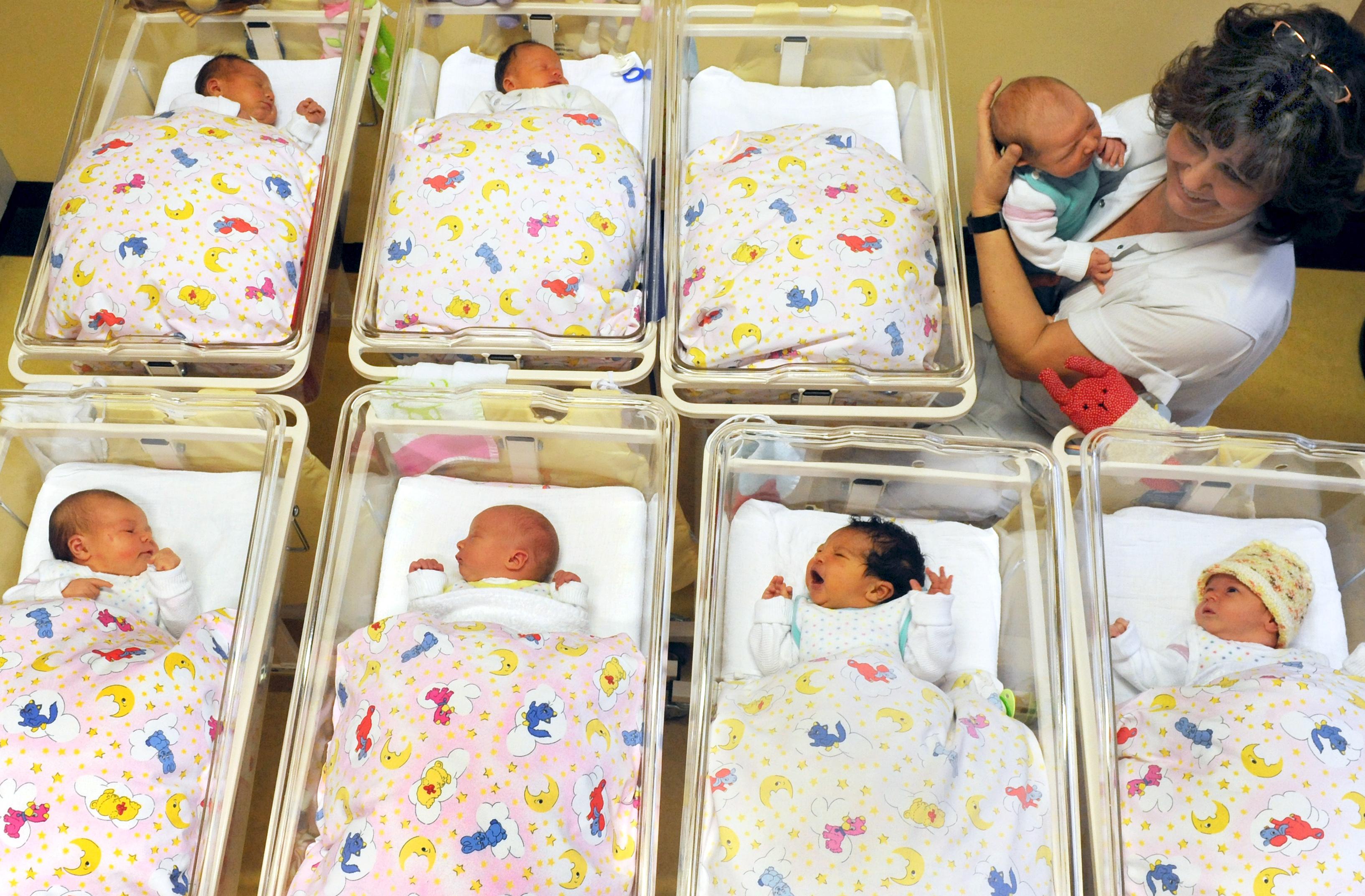 Новорожденные дети в роддоме