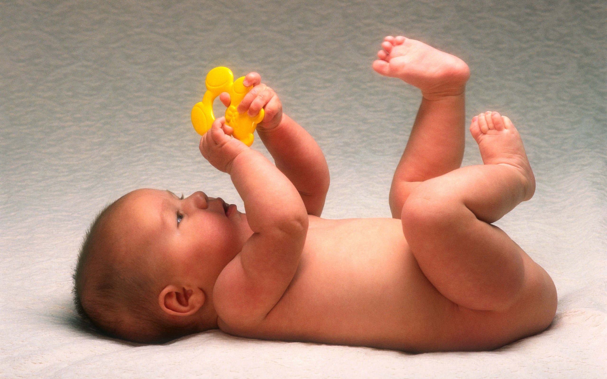 Половые органы новорожденного мальчика. Новорожденный ребенок голенький. Маленькие дети Новорожденные. Охрана материнства и детства в России.