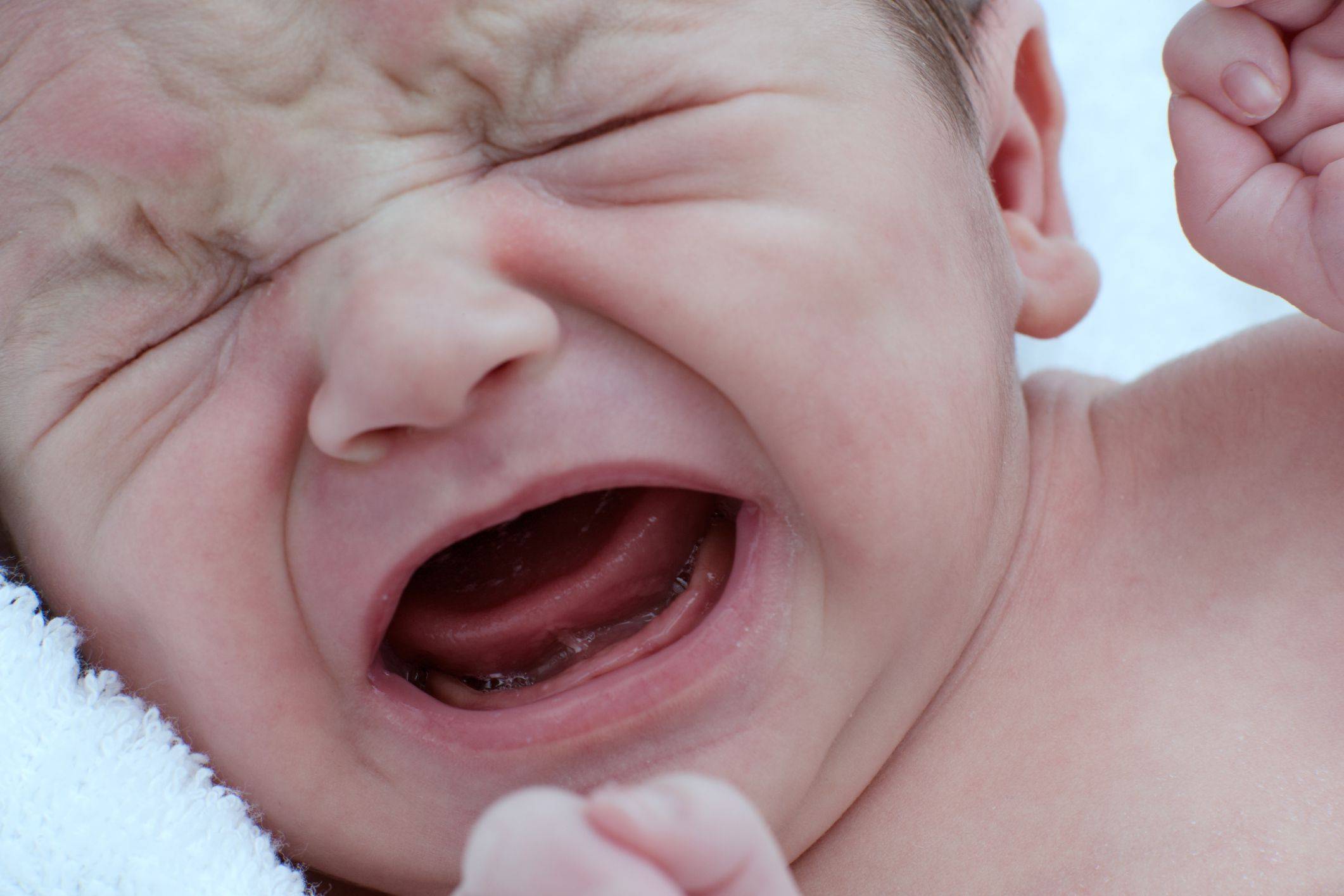 Плачь ребенка при рождении. Ребенок плачет. Плачущий ребенок. Новорожденный плачет. Новорожденный кричит.