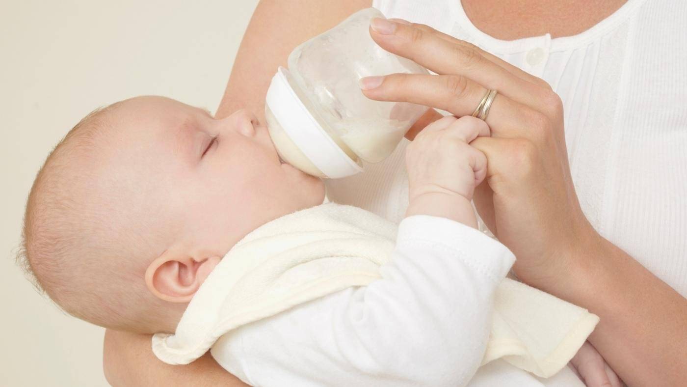 В каком положении кормить новорожденного из бутылочки: Секреты комфортного вскармливания
