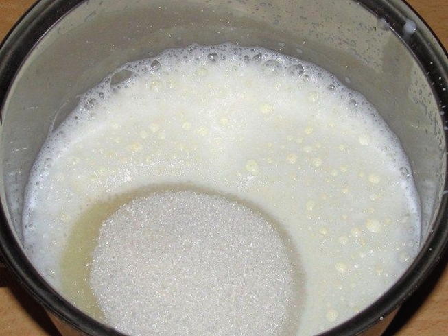Кипящая смесь. Молочно яичная смесь. Кипящее молоко. Молоко и сахар довести до кипения. Молоко в кастрюле.