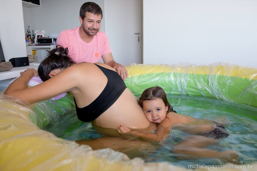 Женщина рожает дома стоя. Роды в воде фотосессия.