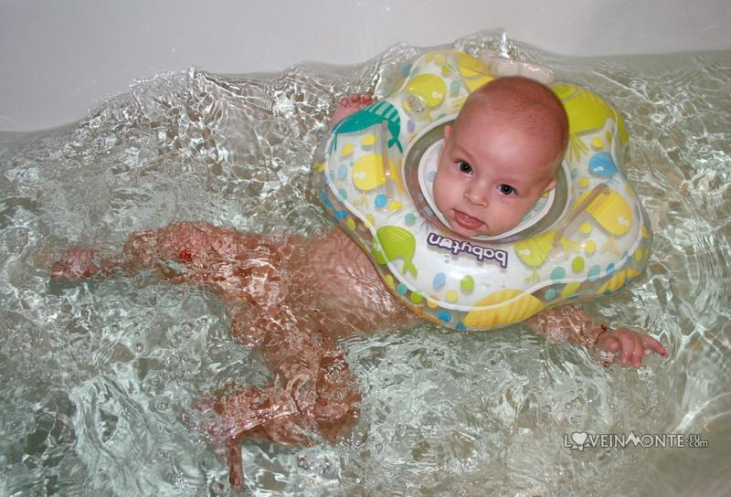 Как правильно одеть круг для купания новорожденному: Секреты комфортного плавания малыша