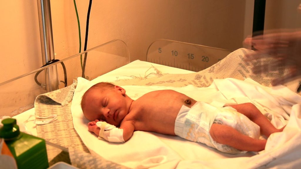 Крови на 7 месяце. Новорожденный ребенок. Семимесячный новорожденный. Недоношенные Новорожденные дети. Маловесные недоношенные дети.
