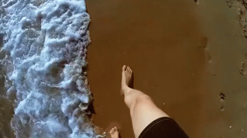 Что воды оставили позади 2. Падающий песок. Вода гифка. Песок gif. Ноги из воды.