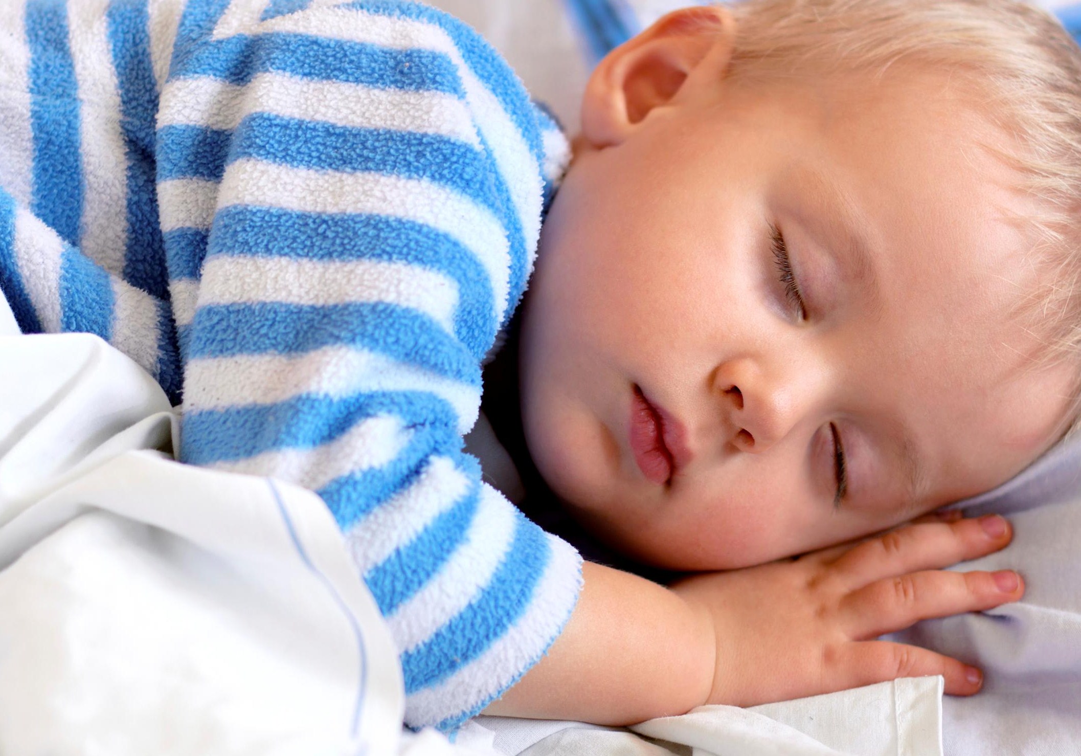 Почему новорожденные дышат чаще. Ребенок плачет во сне. Ребёнок часто дышит во сне 3 года. Baby back.