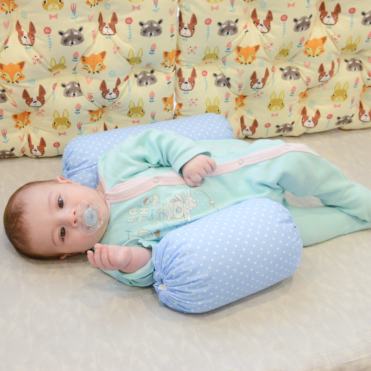 4 месяца как уложить спать. Позиционер для новорожденных для сна ортопедическая. HONEYMAMMY позиционер-валик для сна. Подушка позиционер для новорожденных. Позиционер для сна новорожденного подушка.