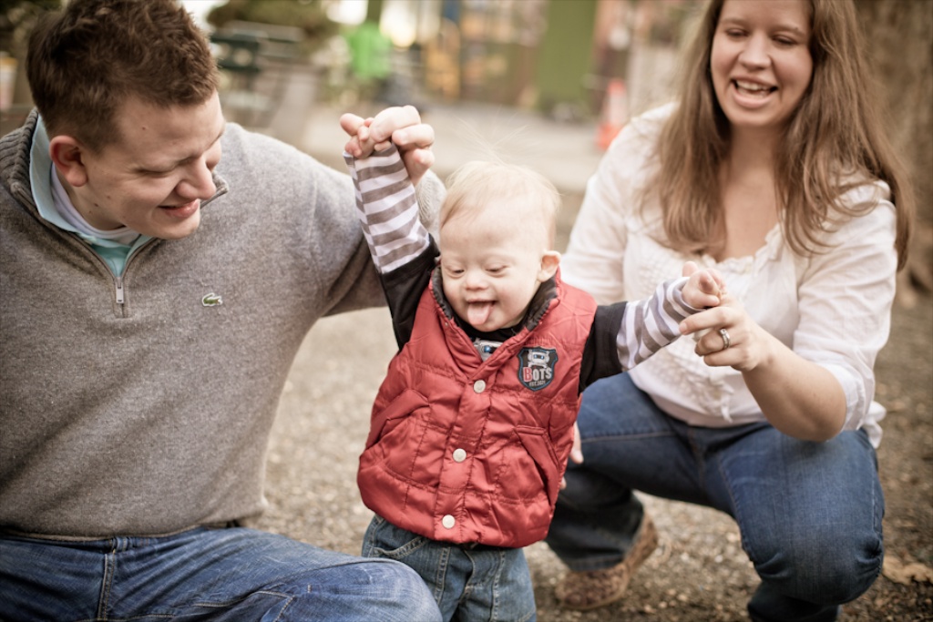 Me parent. Семьи с детьми даунами. Родители и ребенок даун. Родители с ребенком дауном. Семьи с детьми с синдромом Дауна.