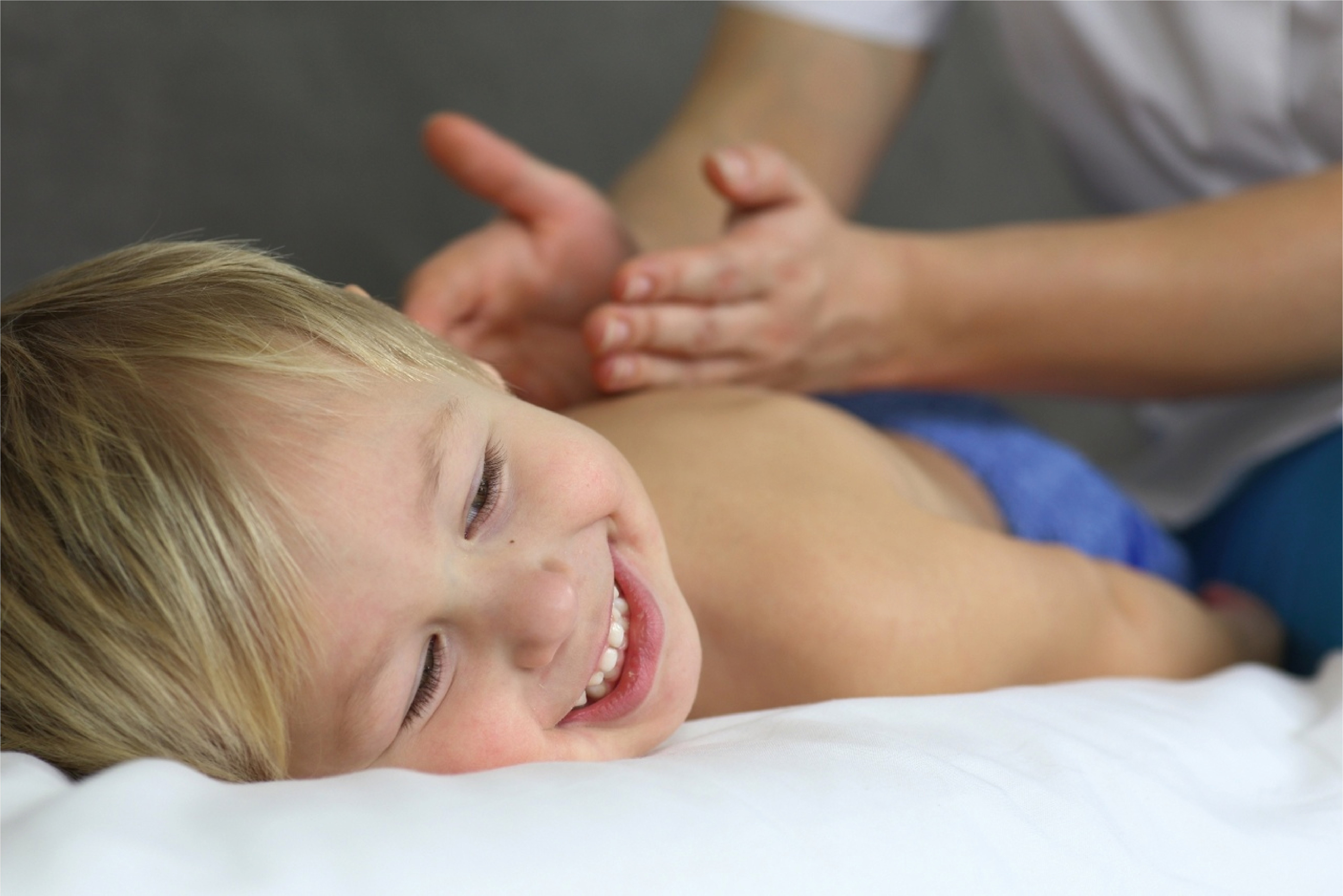 Baby massage. Детский массаж. Массаж детям. Детский лечебный массаж. Детский массаж визитка.