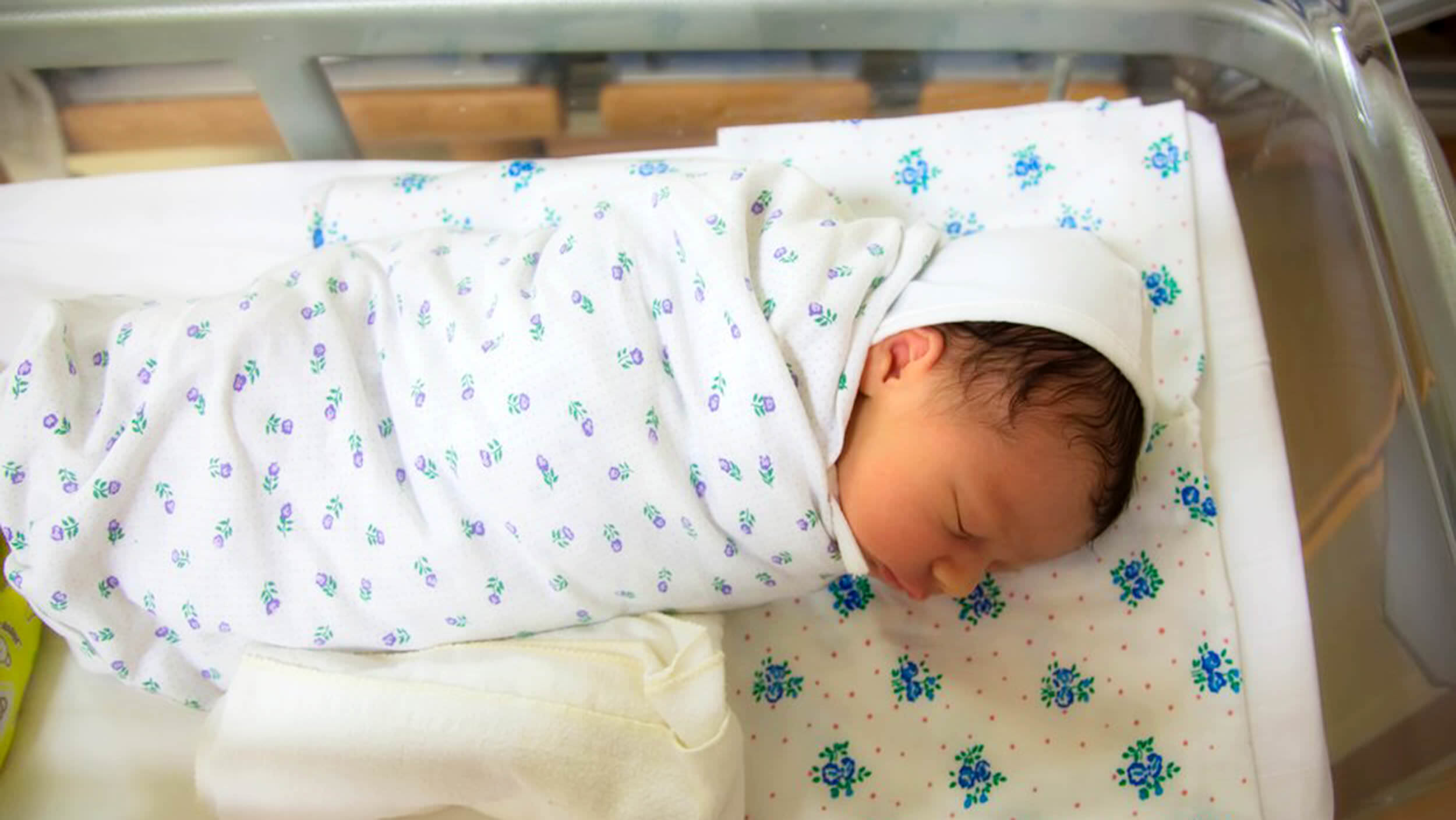 Первый ребенок в 2024 году родился. Новорожденный ребенок. Новорожденный ребеночек в роодоие. Новорожденный малыш в роддоме.
