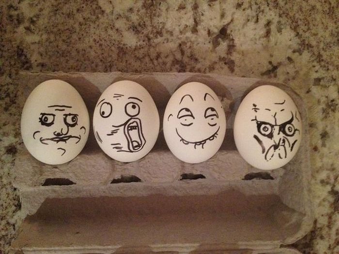 Глупые яйца. Прикольные пасхальные яйца. Смешные рисунки на яйцах. Рожицы на яйцах маркером. Прикольные яйца.