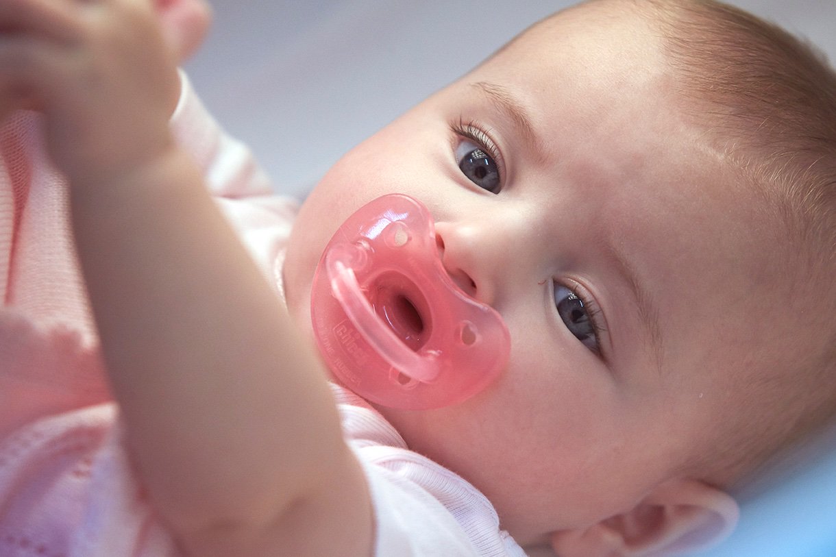 Ребенку месяц как приучить к соске. Бэби са. Chicco Physio Soft 0+, зеленый у детей во рту. Как приучить ребёнка к соске в 4 месяца.