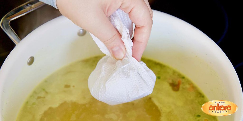 Почему жир в супе располагается на поверхности. Жир в супе. Жир для готовки. Оттяжка для консоме. Суп с салфеткой.