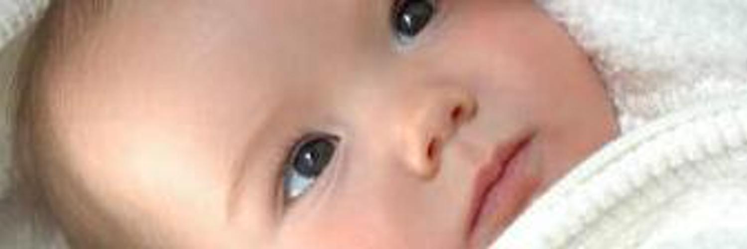 Носы новорожденных детей. Почему у ребенка холодный нос. Сухой кашель причины. Зелёные козявки у новорожденного. Аллергия на холод на лице фото.