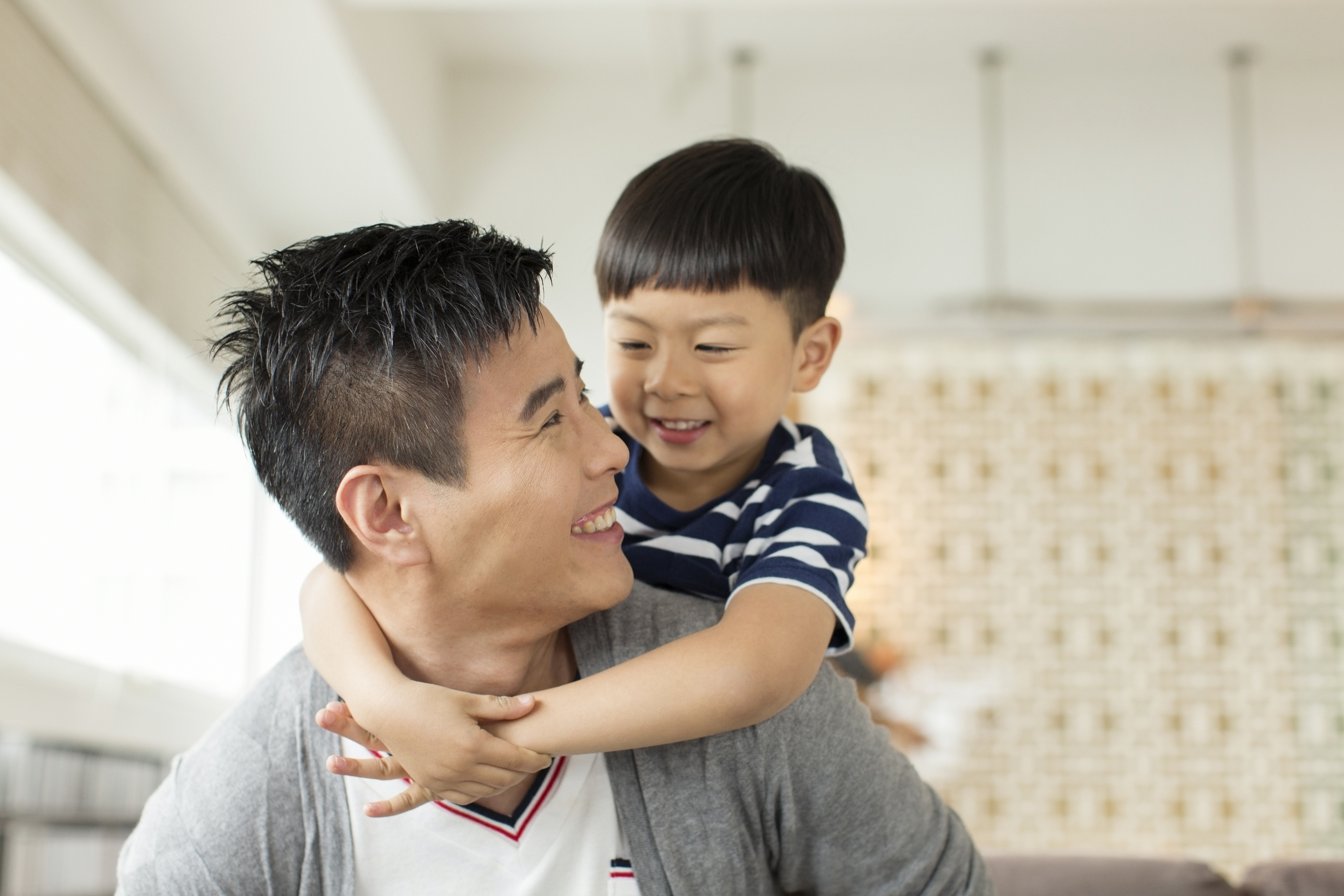 Япония мама учит. Отец и сын. Японец с сыном. Сын казаха. День отца в Японии.