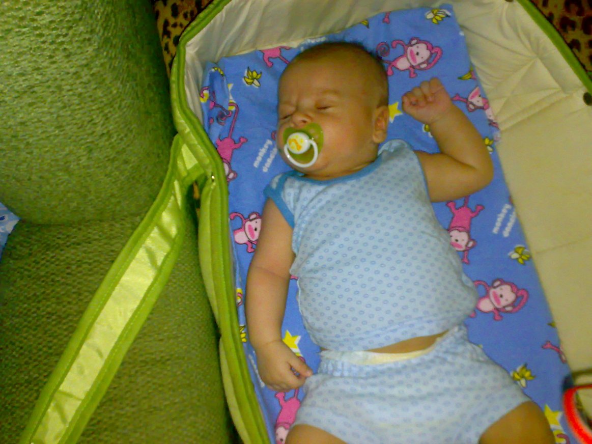 Младенец в кроватке. Как должен спать малыш. Ребенок 3 месяца спит. Как должен спать малыш. Красивый спящий ребенок.