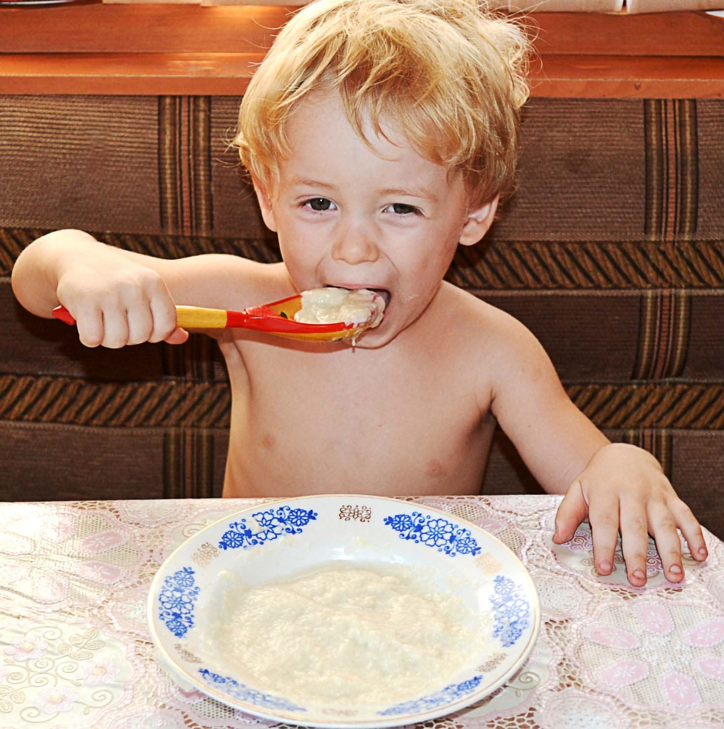 Что нужно есть чтобы был мальчик. Мальчик ест кашу. Кушать кашу. Ребенок завтракает. Дети за столом.
