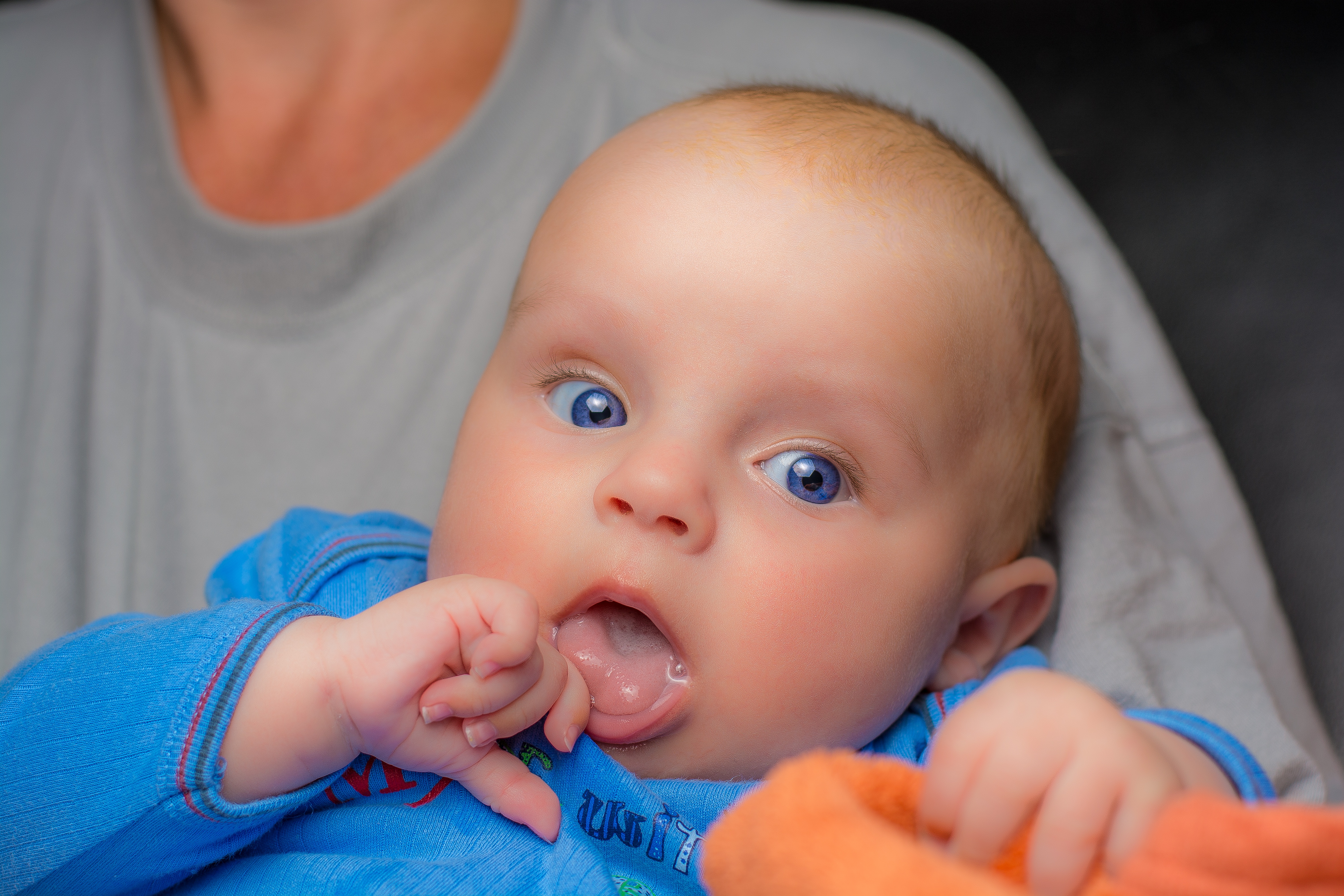 Почему у новорожденных слюни. Новорожденный ребенок. Ребенок с высунутым языком. Грудной ребёнок высовывает язык. Новорожденный высовывает язык.