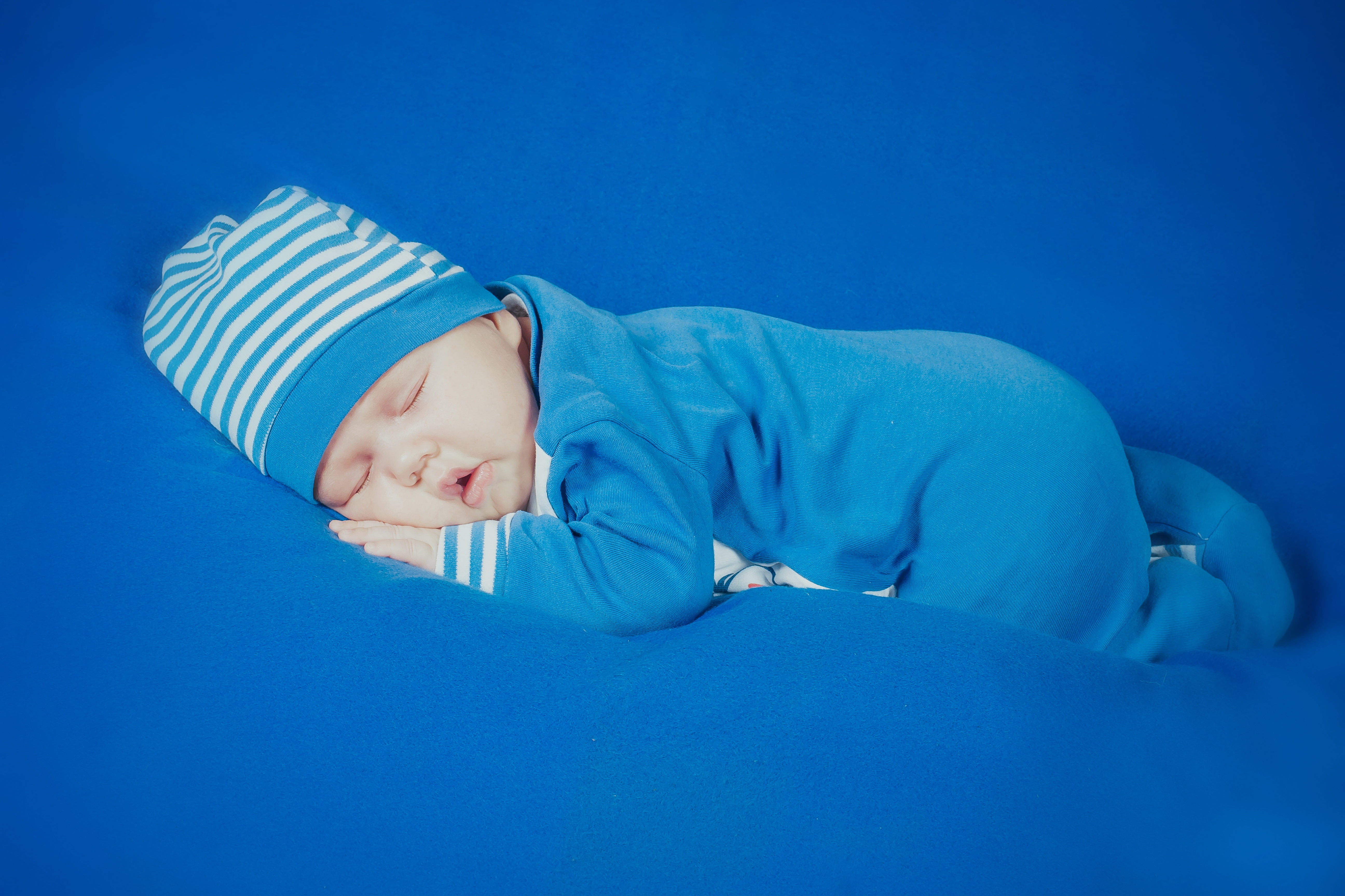 Видео новорожденного мальчика. Дети в голубом. Дети на голубом фоне. Малыш на голубом фоне. Спящий младенец.
