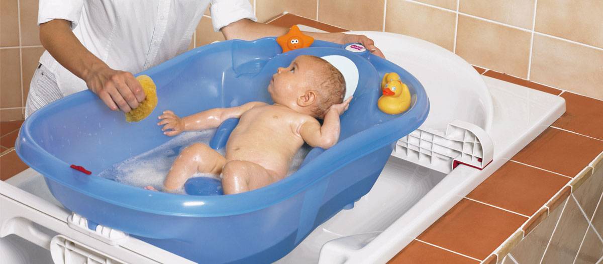 Почему нельзя купать ребенка. Малыш в ванне. Купание новорожденного ребенка в ванночке. Ванночка для грудничка. Правильная ванночка для купания младенцев.