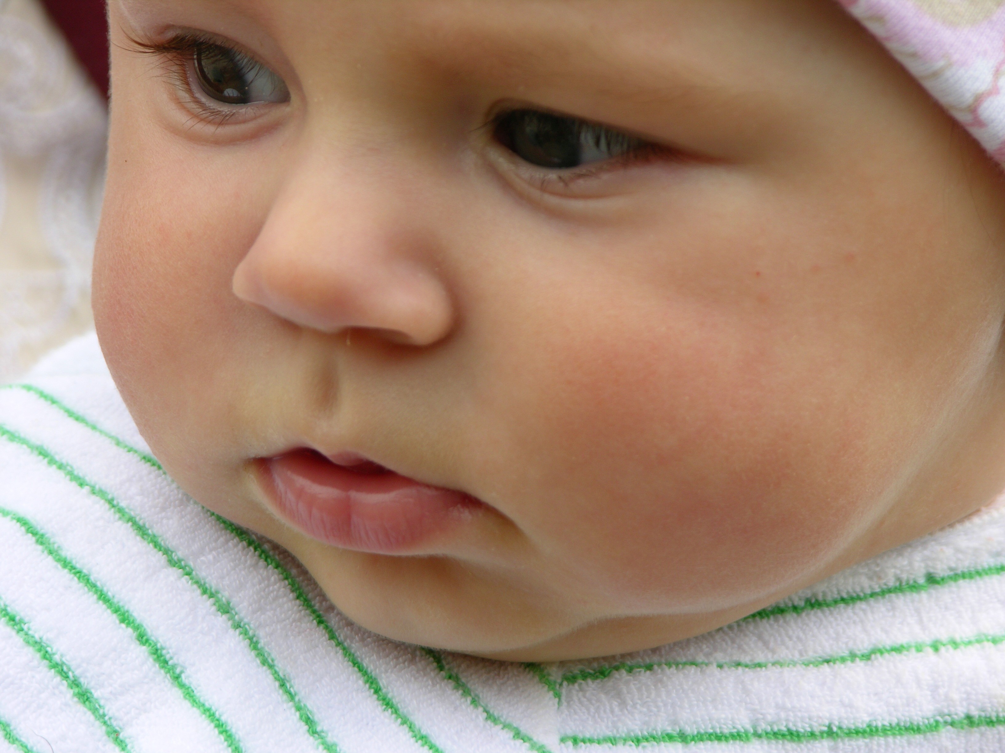 Ребенок год хрюкает носом. Курносый нос у новорожденных.