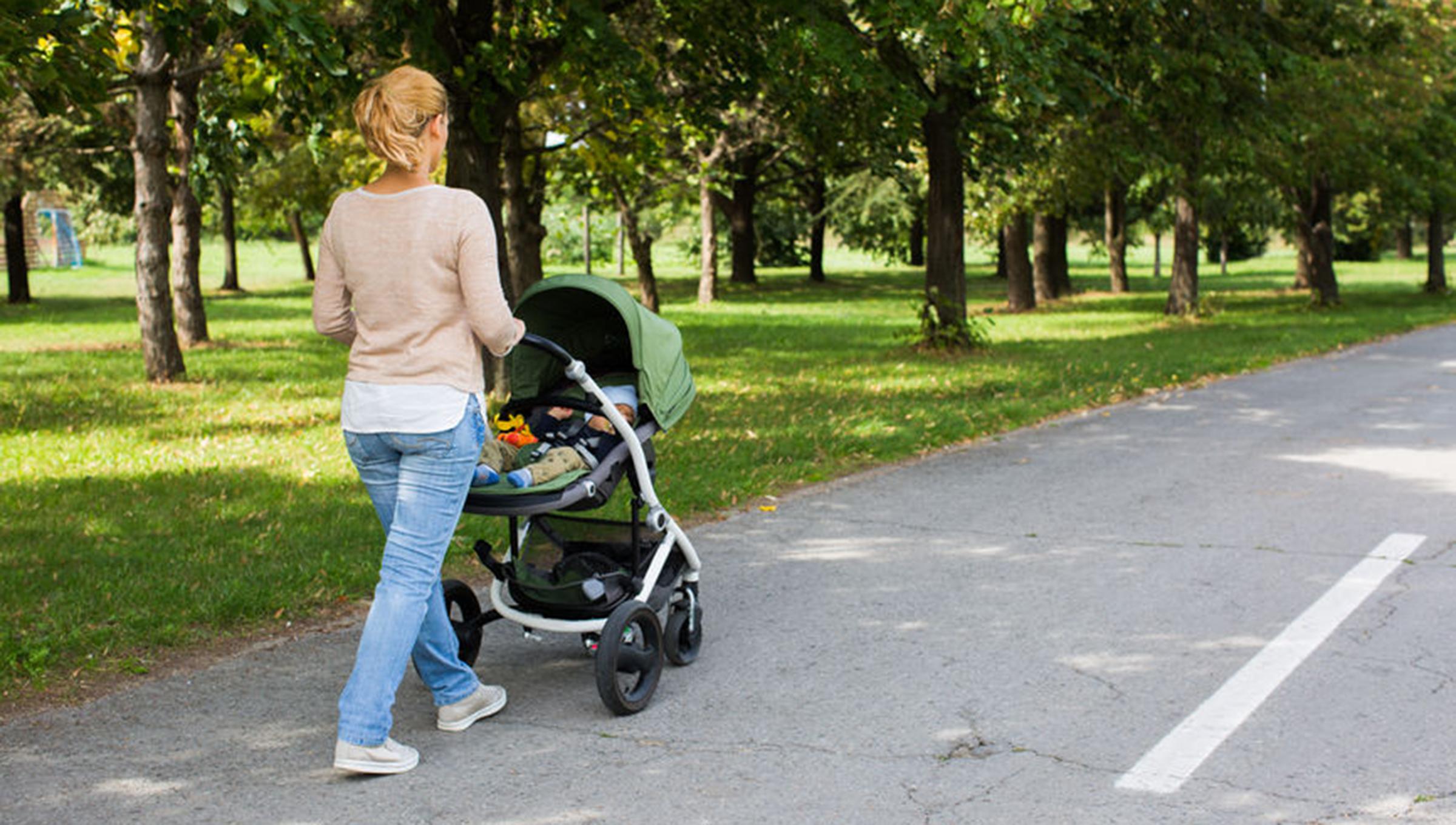 Прогулка с новорожденным весной. Коляска прогулка. Мама с коляской. Молодые мамы с колясками в парке. Женщина с прогулочной коляской.