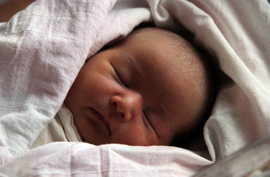 Фото новорожденных детей в роддоме в пеленках