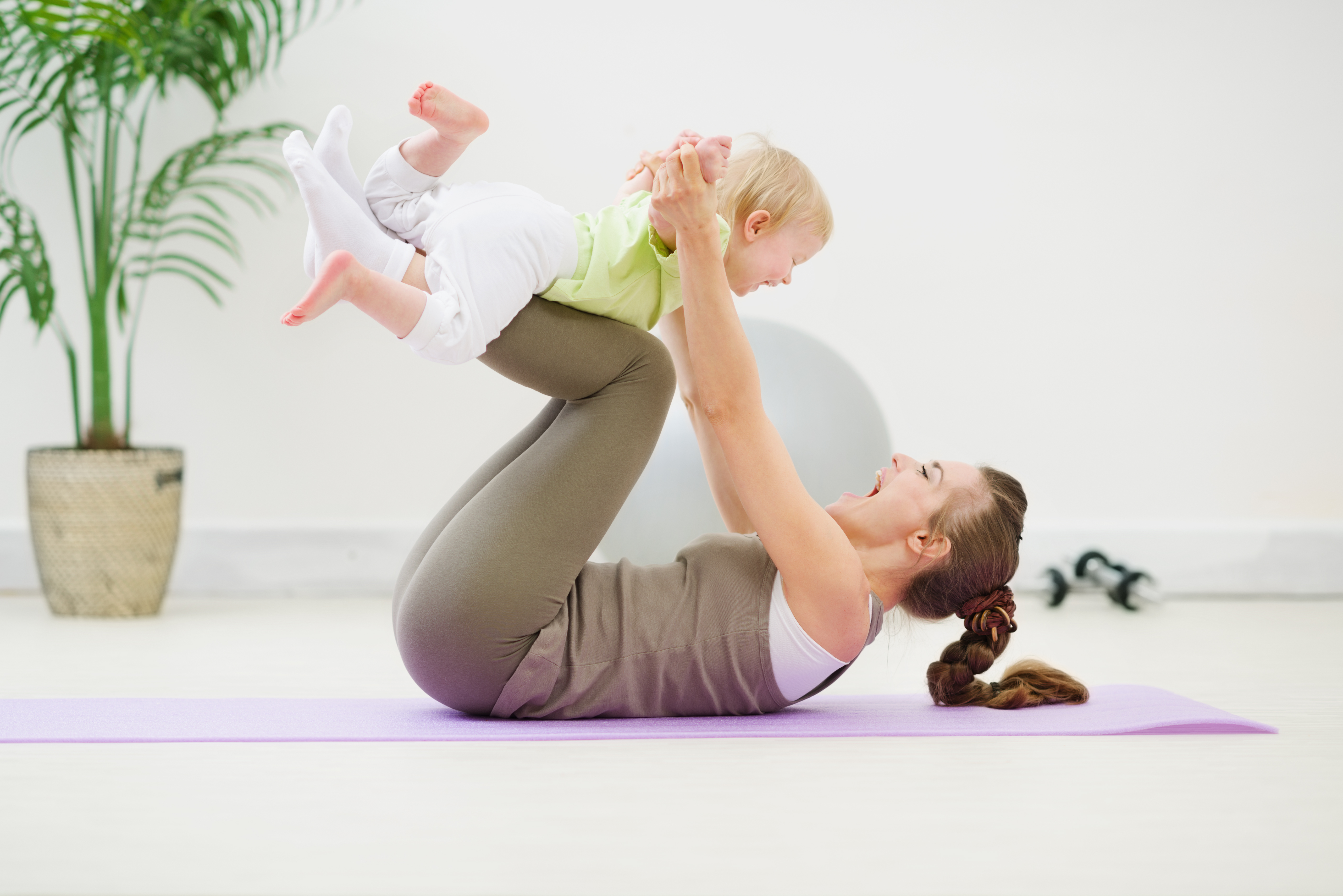Как вернуть форму после родов: Эффективные упражнения для мамы с грудничком