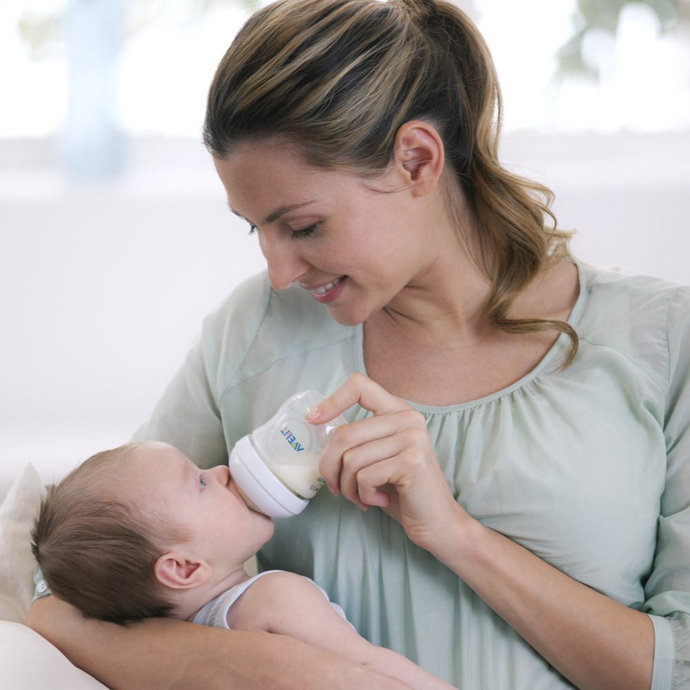 В каком положении кормить новорожденного из бутылочки: Секреты комфортного вскармливания
