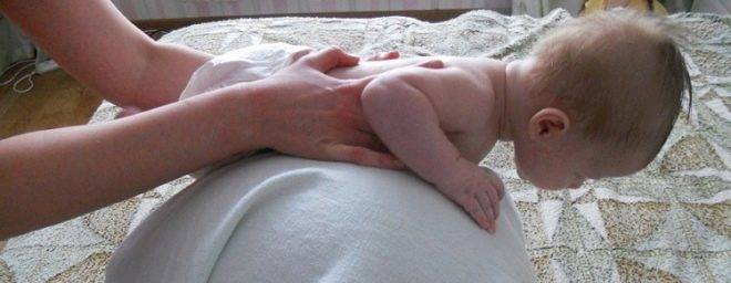 Как правильно выкладывать новорожденного на живот. Выкладывание ребенка на живот. Выкладывание на животик новорожденного. Выкладывание на живот грудничка.