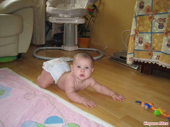 8 месяцев не сидит самостоятельно. Малыш ползет. Ползание на одной ноге. Неправильное ползание ребенка. Малыш не ползает в 7 месяцев.