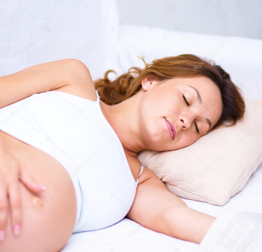Сонливость беременной. Фото спящих беременных. Клонит в сон беременность