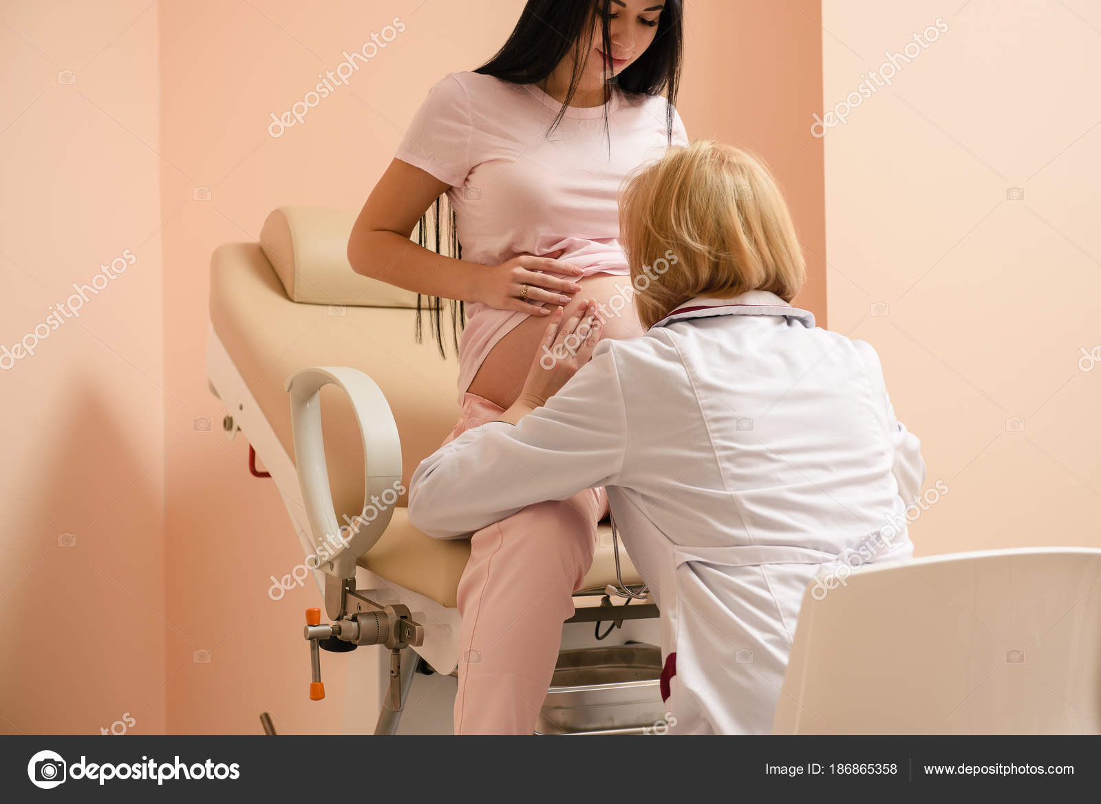 Беременная в кресле гинеколога