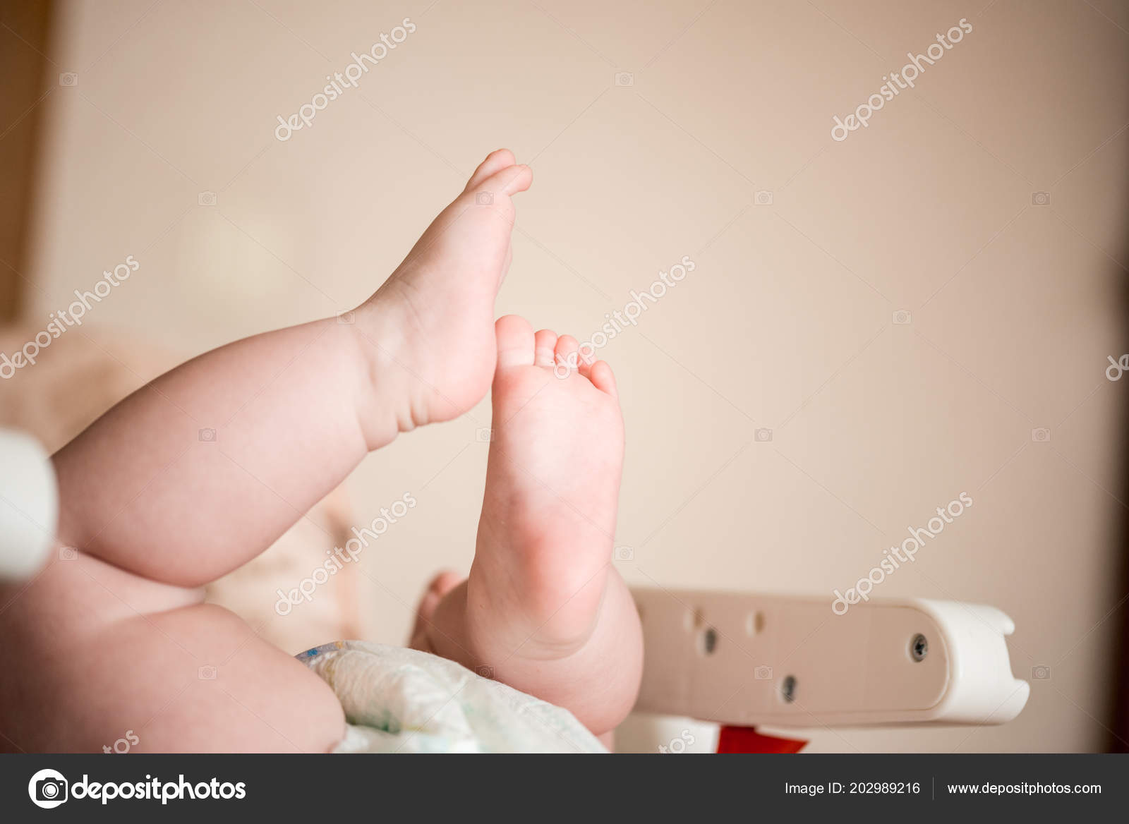 Девочка вниз головой. Ребенок лежит на спине. Ребенок вверх ногами. Младенец лежит. Гипотонус мышц у грудничков.