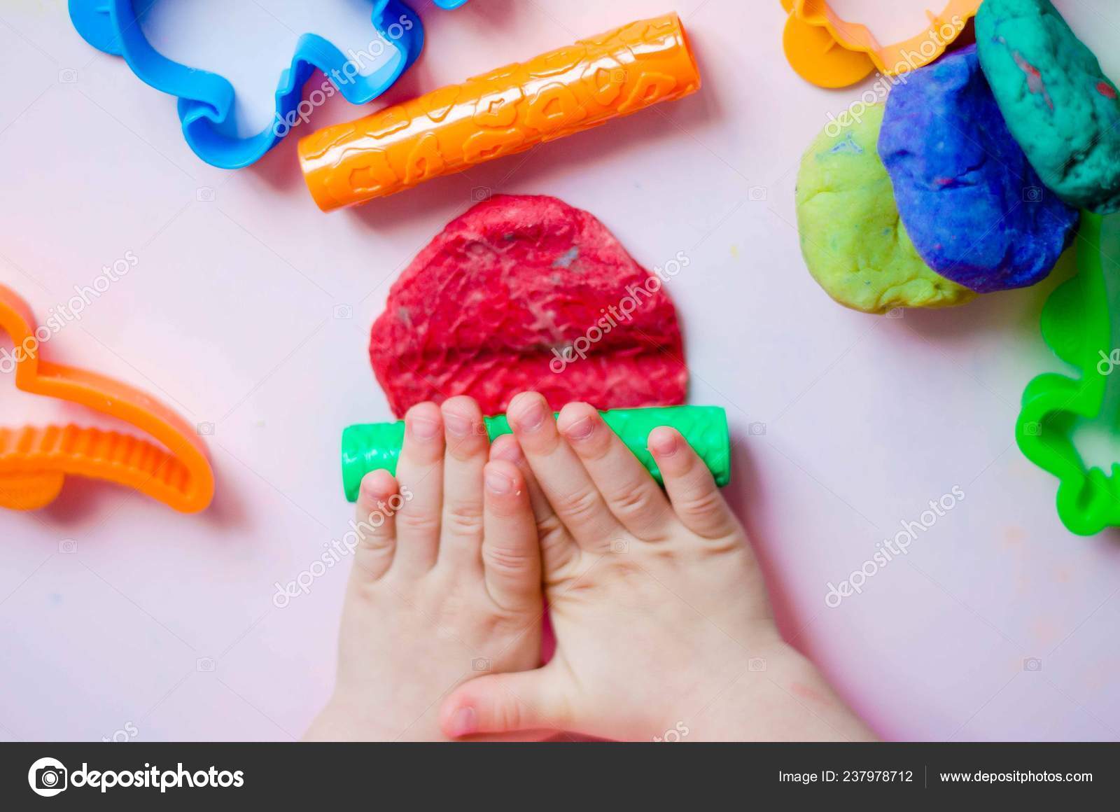 Можно красить пластилин. Пластилин для детей. Пластилин в руках. Ребенок раскатывает пластилин. Пластилин в руках у детей.