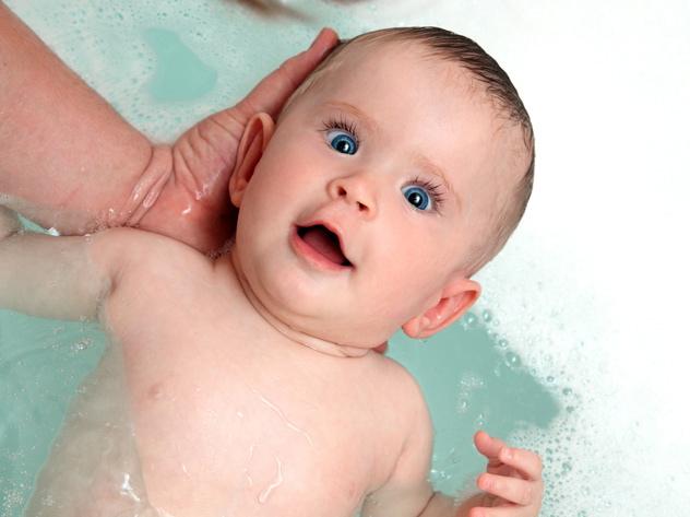 Можно ли купать с соплями. Ребенок купается капли воды на теле. Сопли после первого купания новорожденного. Купание в соли новорожденного. Можно ли купать ребенка при насморке.