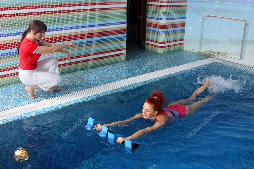 занятие аквааэробикой в бассейне. занятия в бассейне для детей. бассейн для малышей. Aqua-beginners аквааэробика. аква нудлс.