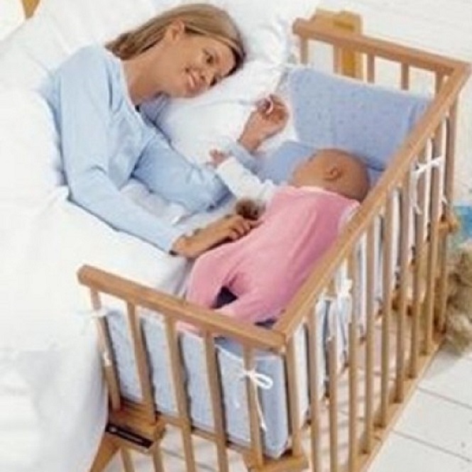 Как приучить спать отдельно. Детская кроватка возле маминой. Ребенок в кроватке фото. Разделители для совместного сна с ребенком.