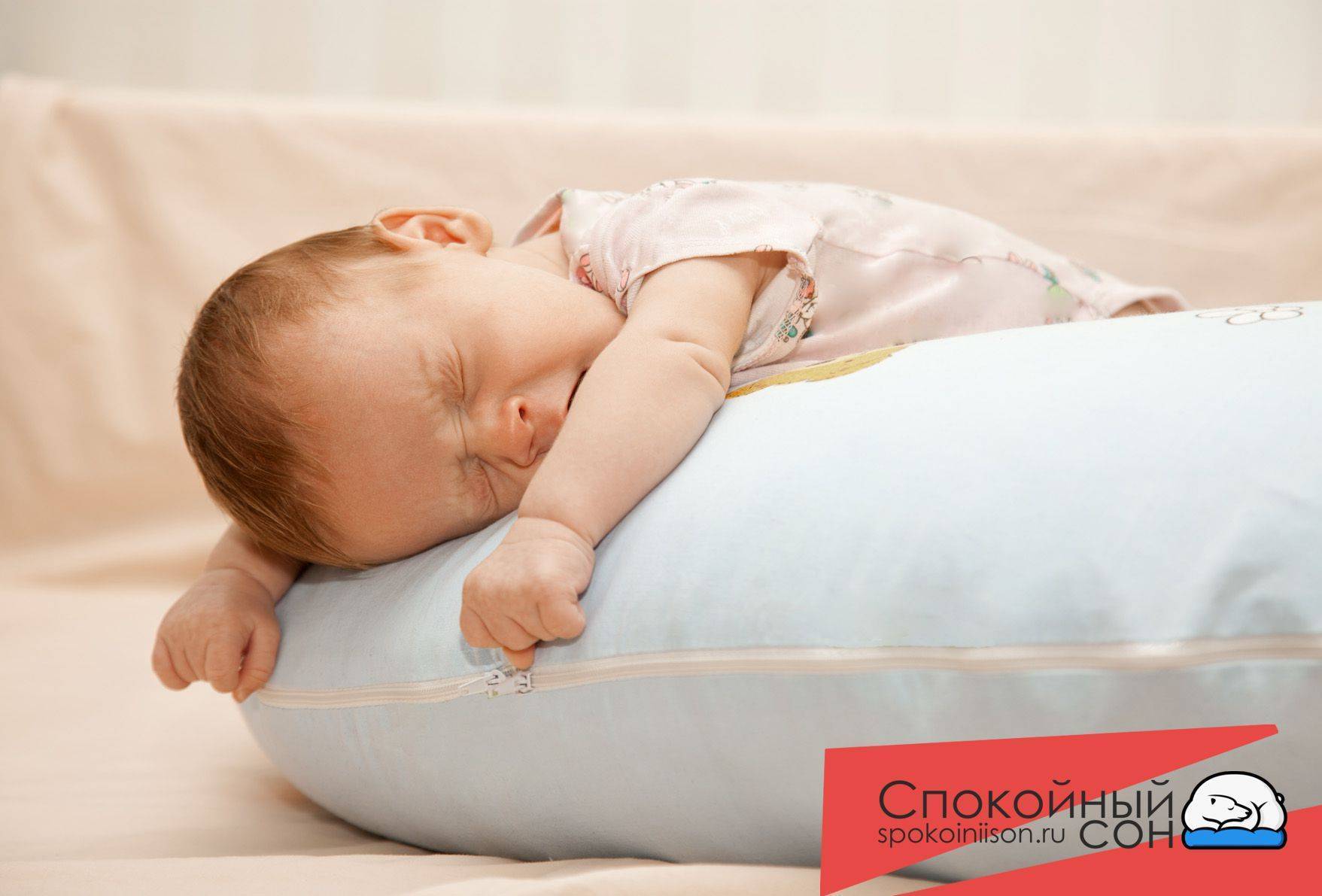 Можно новорожденному спать на подушке. Подушка для детей. Подушка для животика малыша.