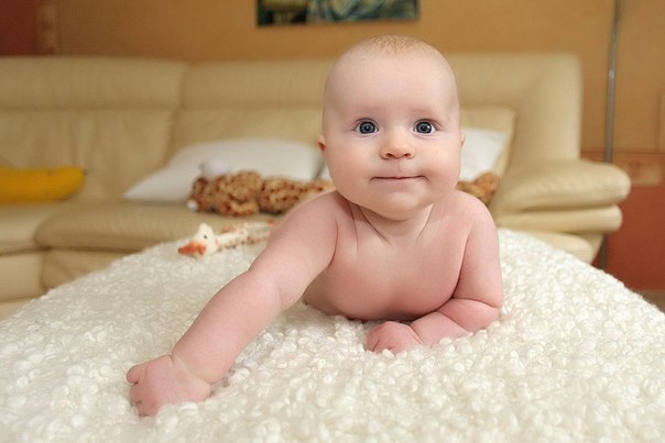 2 месяца малышу форум. Месячный ребенок голенький. Ребёнок в 3 месяца голенький. Фото месячных детей. 3 Месячные дети.