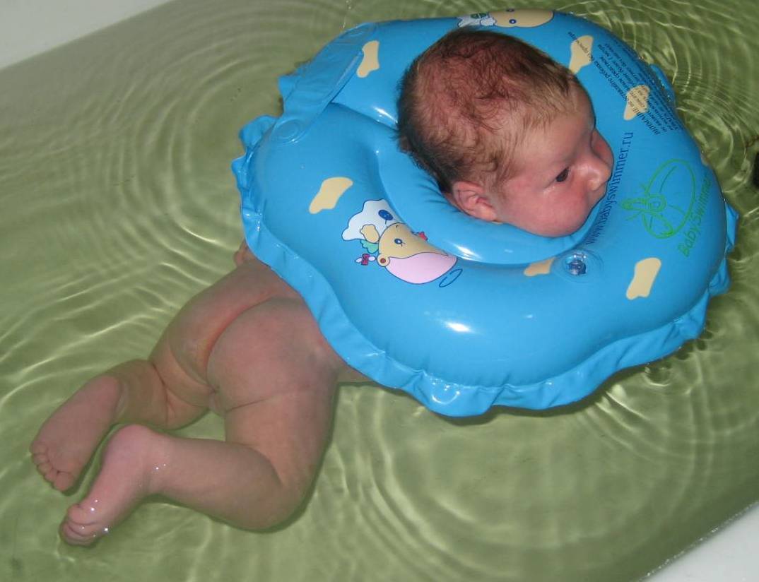 Как купать младенца с кругом на шее: Безопасность и комфорт малыша