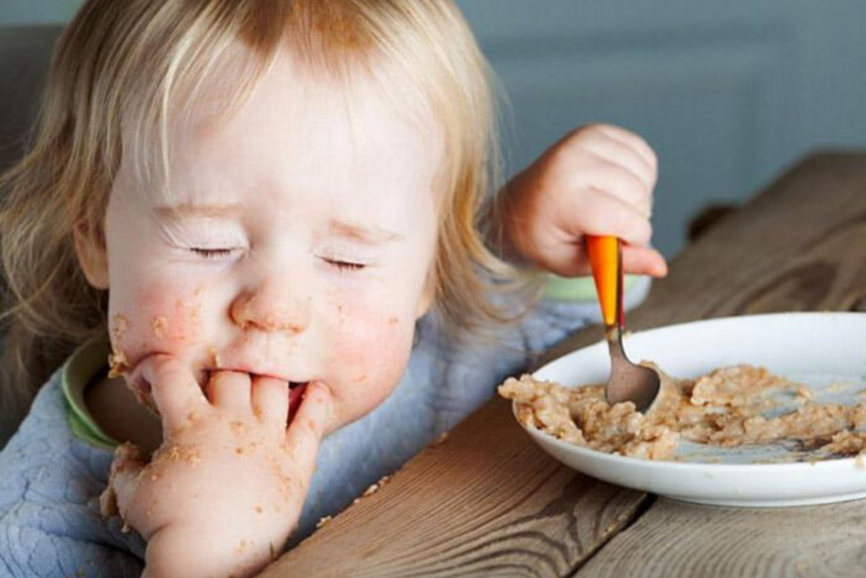 Невкусный мир. Ребенок ест с аппетитом. Малыш кушает. Каша для детей. Малыш кушает сам.