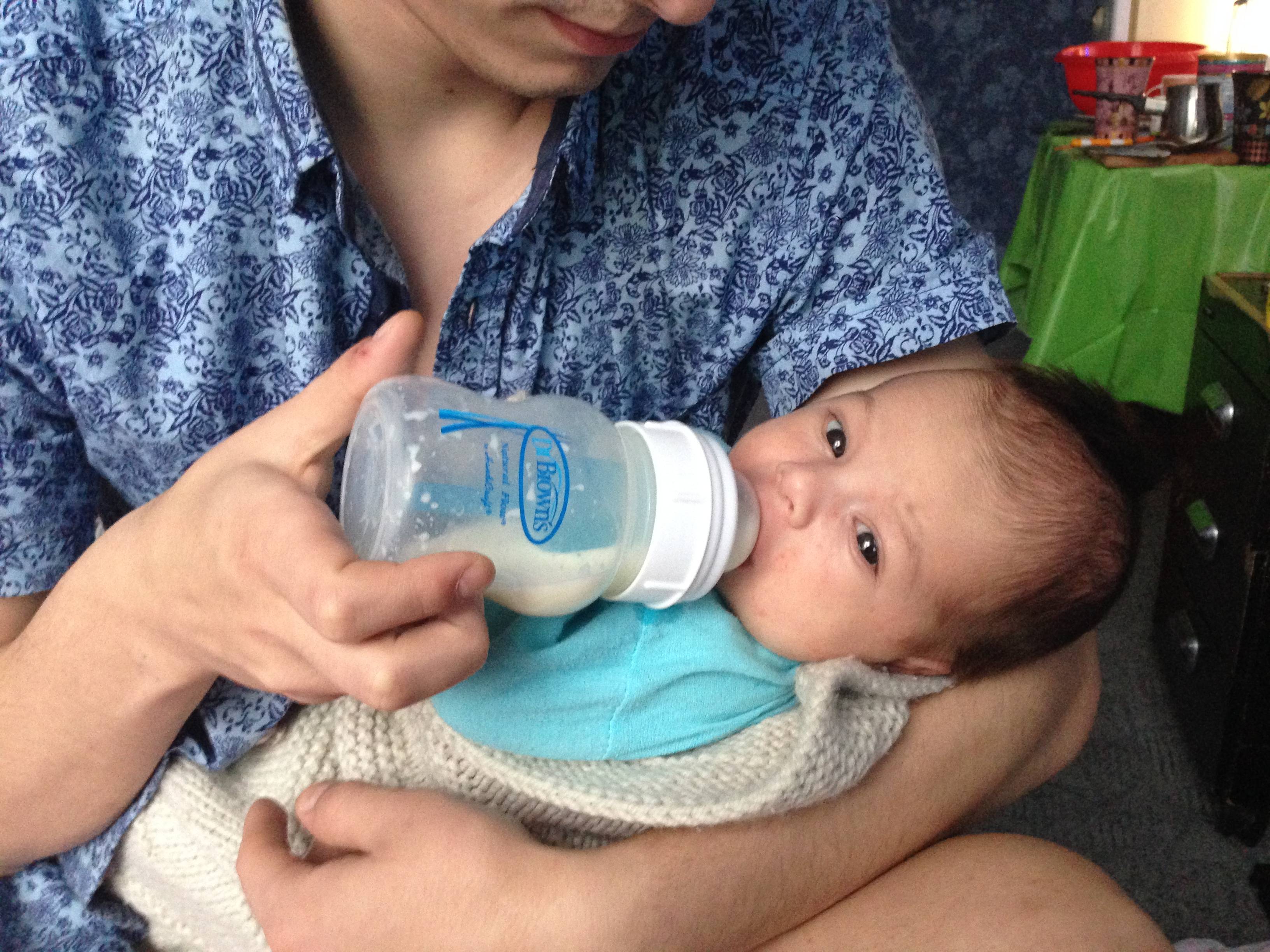 Как правильно держать бутылочку. Кормление из бутылочки новорожденного. Правильное кормление новорожденного из бутылочки. Позы для кормления из бутылочки. Позы для кормления новорожденного из бутылочки.